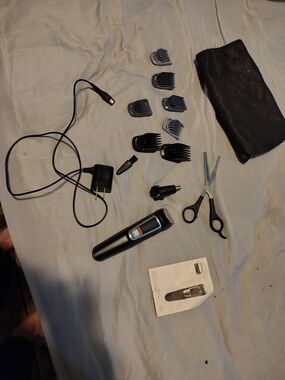 Philips Hair Clipper Kit with Attachment Combs And Charger For Sale!